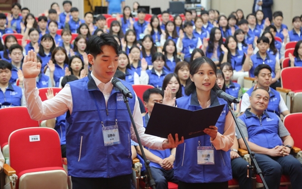 발대식에서 김현수(좌측), 이정연(우측) 청년인턴이 대표로 직원 선서를 낭독하고 있다./제공=LH