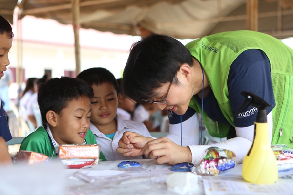 현대엔지니어링 임직원 봉사단원이 왕마중학교 학생들과 함께 ‘비누만들기’ 과학활동에 참여하고 있다./제공=현대엔지니어링