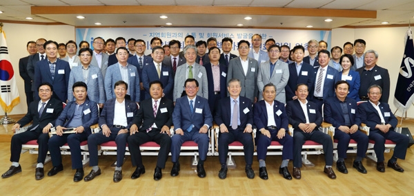 김연태 한국건설기술인협회 회장(앞줄 왼쪽에서 5번째)과 각 지역을 대표해 위촉된 지역정책자문위원들이 기념촬영을 하고 있다./제공=한국건설기술인협회