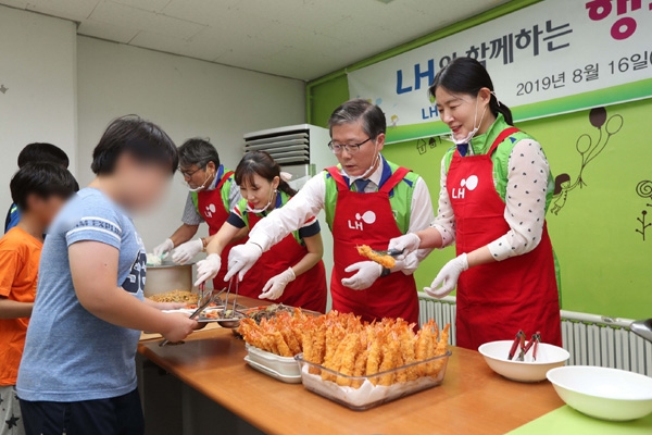 변창흠 LH 사장(사진 오른쪽 두 번째)을 비롯한 LH 나눔봉사단원들이 아동들에게 점심을 제공하고 있다./제공=LH