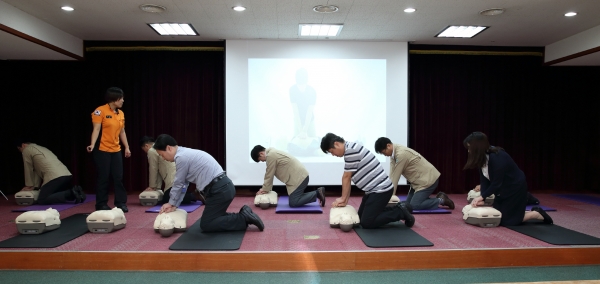 부영그룹 직원들이 소방관에게 심폐소생술 실습 교육을 받고 있다./제공=부영