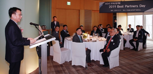 김대철 사장(왼쪽)이 ‘베스트 파트너스 데이’ 행사에서 참석해 축사를 하고 있다./제공=HDC현대산업개발