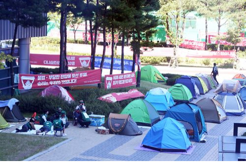 9월 18일 노조원들이 10일째 도로공사 본사를 무단으로 점거하고 있다./제공=한국도로공사