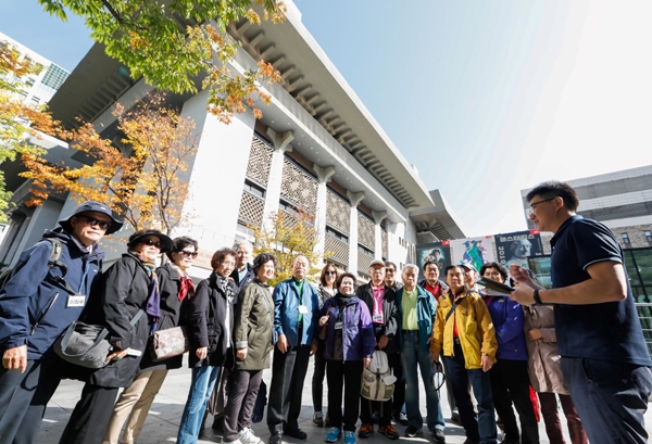 대림산업 직원 부모님들이 광화문 세종문화회관 앞에서 대림산업 대표 실적에 대해 안내 받으며 '효 캠프' 나들이를 즐기고 있다./제공=대림산업