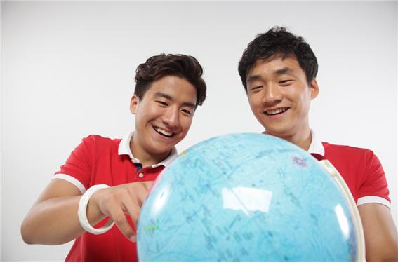 지난 2014년 파견된 제2기 해외학술탐방단. 왼쪽부터 황재진군(연세대 토목환경공학과), 박준형군(연세대 토목환경공학과)./제공=포니정재단