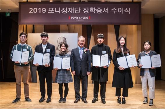 2018년 12월 삼성동 아이파크타워에서 열린 2019 포니정재단 장학증서 수여식에서 참가자들이 기념촬영을 하고 있다. 왼쪽에서 네 번째 김철수 포니정재단 이사장./제공=포니정재단