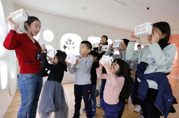 대림산업 임직원 가족 자녀들이 부모님들과 함께 전시 작품을 감상하며 즐겁게 교육 프로그램에 참여하고 있다./제공=대림산업