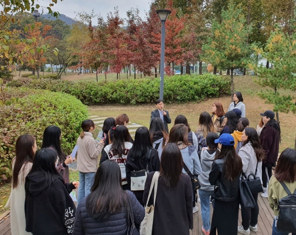 서울서초지구 어울림공원에서 ‘LH 공원투어 프로그램’에 참여한 대학생들이 공원 설계자의 설명을 듣고 있다./제공=LH