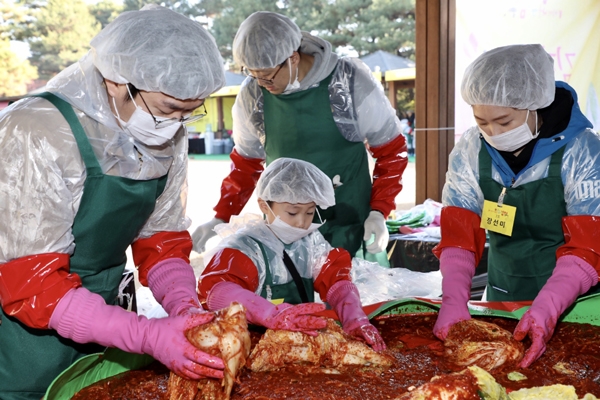 경기도 용인시 처인구 소재 엘리시안 러닝 센터에서 GS건설 임직원 가족이 김치를 담그고 있다./제공=GS건설