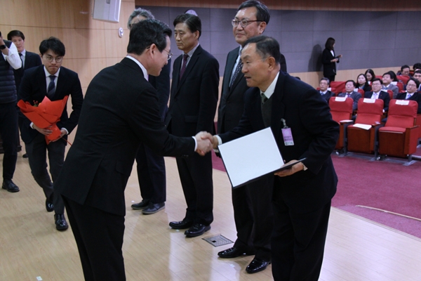 사진 우측 염명천 한국엔지니어링협회 상근부회장/제공=한국엔지니어링협회