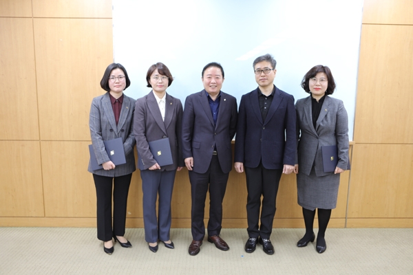 유대운 이사장(사진 가운데)이 여성관리자 3인 및 배상호 노동조합위원장과 기념촬영./제공=전문건설공제조합