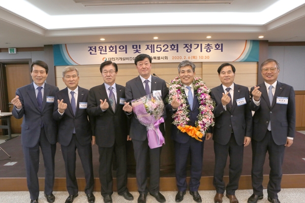 우측에서 3번째 조인호 대한기계설비건설협회 서울시회 제11대 회장이 당선 축하 꽃다발을 목에 걸고 단체사진을 찍고 있다./제공=대한기계설비건설협회 서울시회