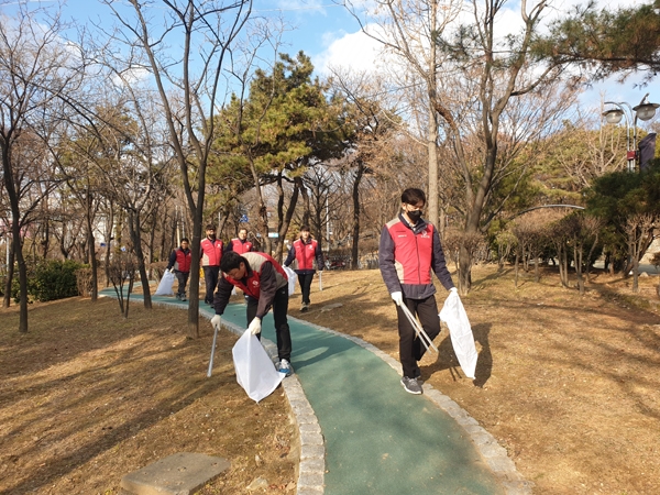 주안 캐슬&더샵 봉사단이 환경정화를 위해 쓰레기를 줍고 있다./제공=롯데건설