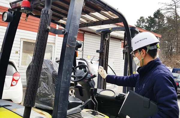 현장 검사원들이 직접 건설기계 조종석을 중심으로 소독을 하고 있다./제공=대한건설기계안전관리원