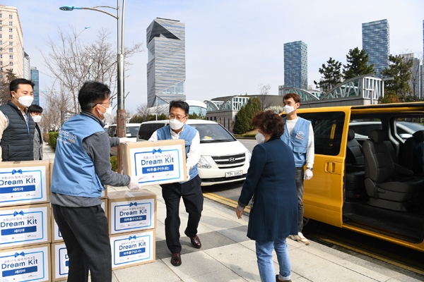 사진 중앙 한성희 포스코건설 사장이 키트를 옮겨 나르고 있다./제공=포스코건설