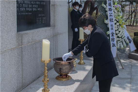 김진숙 한국도로공사 신임 사장이 이천휴게소에 위치한 순직직원 위령탑에서 참배를 하고 있다./제공=한국도로공사