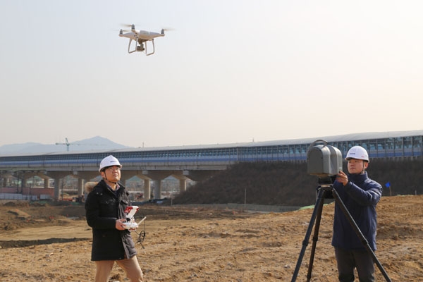 대림산업이 경기도 과천에서 건설중인 과천 지식산업센터 현장에서 대림산업 직원들이 3D 스캐너와 드론을 활용해 BIM 설계에 필요한 측량자료를 촬영하고 있다./제공=대림산업