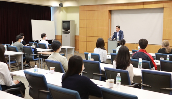 유대운 전문건설공제조합 이사장이 평균 5.4대 1의 높은 경쟁률을 뚫고 합격한 ‘청년 단시간 사무보조원’들에게 인사말을 하고 있다./제공=전문건설공제조합