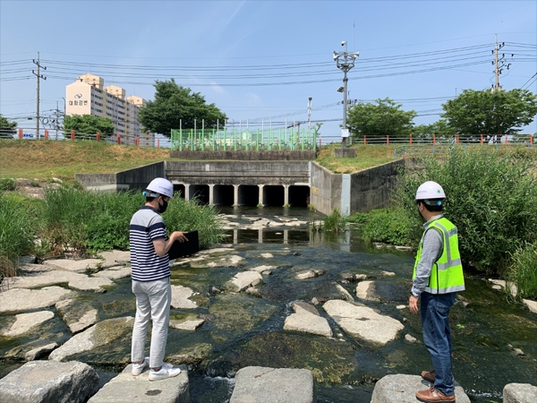 한국시설안전공단 직원들과 진주시 담당자들이 진주시 상평수문의 보수 상태를 점검하고 있다./제공=한국시설안전공단