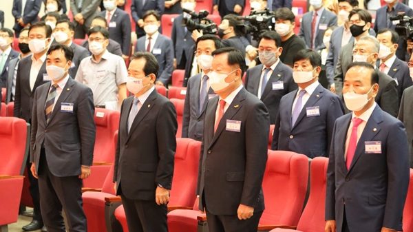 왼쪽부터 윤관석 국회의원, 정세균 국무총리, 김상수 건단련 회장, 박덕흠 국회의원/제공=대한건설협회