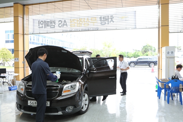 공단에서 차량 무상점검 행사를 진행하는 모습/제공=한국시설안전공단