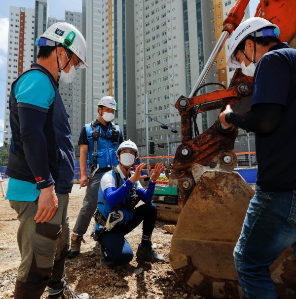 ▲e편한세상 금정산 현장에서 대림산업 안전관리자와 협력회사 직원들이 공사 장비 점검을 진행 중이다./제공=대림산업