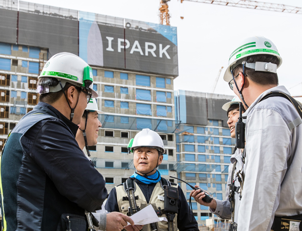 ▶HDC현대산업개발 직원과 협력사 직원들이 IPARK 현장에서 대화를 나누고 있다./제공=HDC현대산업개발