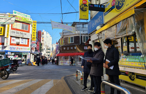 ▲ 박철흥 LH 수도권 주택공급 특별본부장(사진 가운데)이 공공재개발 시범사업 후보지로 선정된 관악구 봉천13 구역을 둘러보고 있다./제공=LH