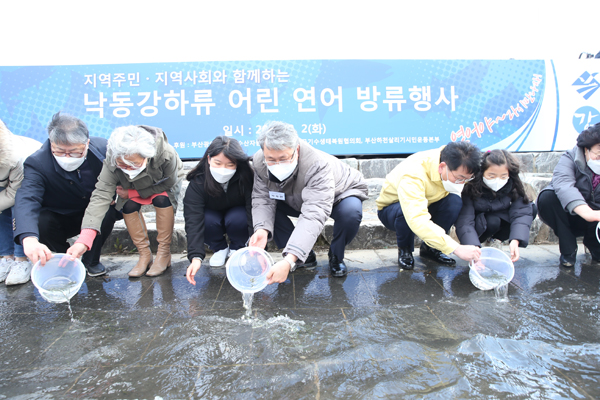 ▲낙동강하류 어린 연어 방류행사 관련 사진. 사진 중앙 박재현 한국수자원공사 사장/제공=한국수자원공사