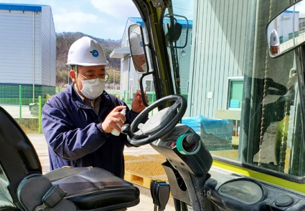 ▲대한건설기계안전관리원 현장 검사원이 건설기계를 대상으로 소독제가든 분무기를 활용해 소독하는 모습/제공=대한건설기계안전관리원