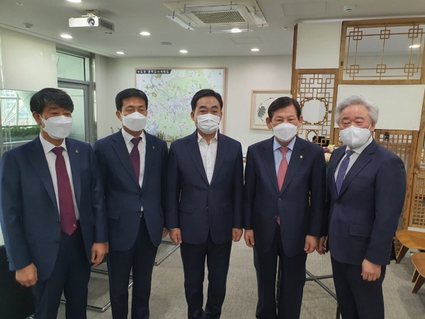 ▲사진 왼쪽부터 이재균 대한전문건설협회 서울특별시회 부회장, 신현모 〃 수석부회장, 김학진 서울시 부시장, 노석순 대한전문건설협회 서울특별시회 회장, 한기원 〃 부회장/제공=대한전문건설협회 서울특별시회