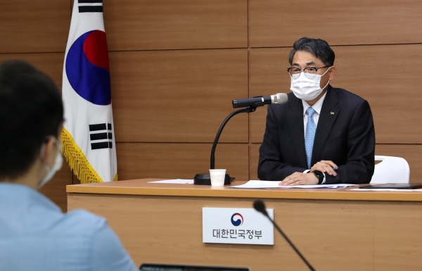 ▲김정렬 LX한국국토정보공사 사장이 6일 오전 세종시 국토교통부 브리핑실에서 열린 기자간담회에서 취재진의 질문에 답하고 있다./제공=LX