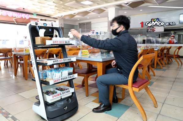 ▲화성(목포방향)휴게소 서빙로봇/제공=한국도로공사