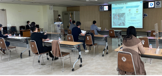 ▲4월 21일 안양시청 회의실에서 김종근 한국부동산원 팀장이 자율주택정비사업 기본 강의를 실시를 하고 있다./제공=한국부동산원