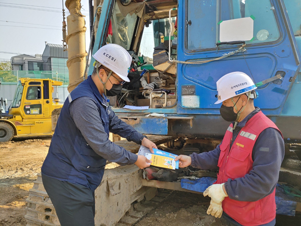 ▲안전관리원 직원이 고객인 수검자에게 검사 안내 및 설명하는 모습/제공=대한건설기계안전관리원