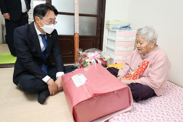 ▲김현준 LH 사장은 6일 서울 강북구 번동5단지 영구임대주택을 방문해 100세 이상 어르신들에게 건강을 기원하는 기념품과 꽃바구니를 전달했다./제공=LH