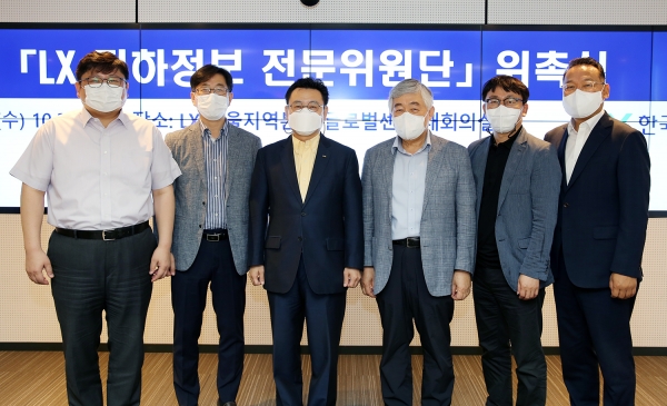 ▲사진 왼쪽부터 장용구 한국건설기술연구원 연구위원, 전왕규 공간정보품질관리원 팀장, 최송욱 LX한국국토정보공사 공간정보본부장, 이강원 ㈜새한지앤아이 사장, 안종욱 안양대학교 교수, 조유복 아이씨티웨이㈜ 대표이사/제공=LX공사