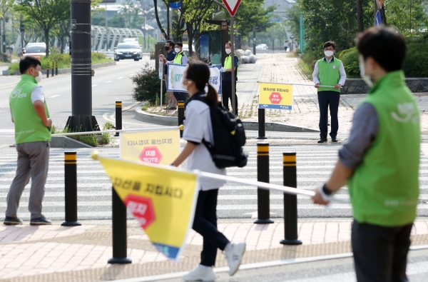 ▲LX공사 본사 인근에서 교통안점캠페인을 펼치고 있는 모습/제공=LX공사