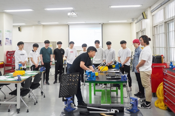 ▲창신대 항공기계공학과 항공정비 교육사진/제공=부영그룹
