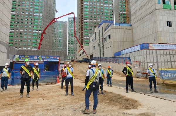 ▲부영그룹이 전라남도 여수시 여수웅천택지지구 5-1, 5-2블록에 짓고 있는 신축 아파트 공사현장에서는 다가오는 추석 연휴를 앞두고 안전사고예방 및 관리에 힘쓰고 있다. 사진은 자체 점검 실시 전 집중 점검 사항과 안전 수칙을 강조하는 모습./제공=부영