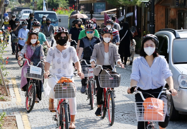 ▲지난 2일 전주 한목마을에서 요안나 도너바르트 주한 네덜란드 대사(왼쪽 맨처음 블랙마스크), 김기승 LX공사 부사장, 시민 등이 참석한 가운데 자전거를 타고 전주문화탐방을 나서고 있다./제공=LX공사