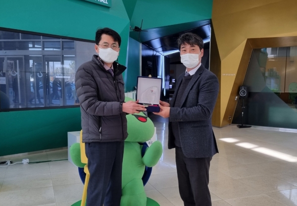 ▲LX공사 ESG경영처 김희범 전 처장(왼쪽)이 전국지속가능발전협의회 양준화 사무총장(오른쪽)으로부터 공로패를 받았다./제공=LX공사