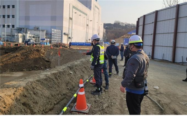 ▲국토안전관리원 중부지사와 직원들과 청주시 관계자들이 건설현장 합동점검을 하고 있다./제공=국토안전관리원