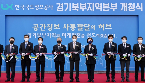 ▲LX경기북부지역본부 개청식에서 내빈들이 테이프 커팅식을 하고 있다. 왼쪽 네 번째부터 조응천 더불어민주당 의원, 김정렬 LX한국국토정보공사 사장, 문경희 경기도의회 부의장/제공=LX공사