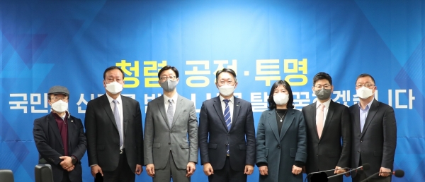 ▲김준기 LH 혁신위원회 위원장(사진 왼쪽 세 번째), 김현준 LH사장(왼쪽 네 번째), 위원회 위원 및 관계자들이 기념촬영을 하고 있다./제공=LH