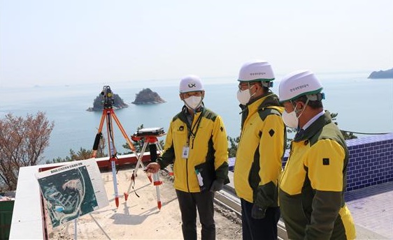 ▲사진 왼쪽부터 LX여수지사 이상록 팀장, LX공사 김정렬 사장, LX광주전남지역본부 김영욱 본부장이 4월6일 여수 돌산리 지적측량 현장을 돌아보며 설명을 듣고 있다.