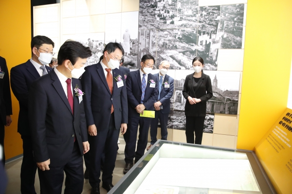 ▲사진 오른쪽 네 번째 김현준 LH 사장, 다섯 번째 조규일 진주시장, 세 번째 이용표 한국승강기안전공단 이사장, 두 번째 김승태 시공테크 대표/제공=LH