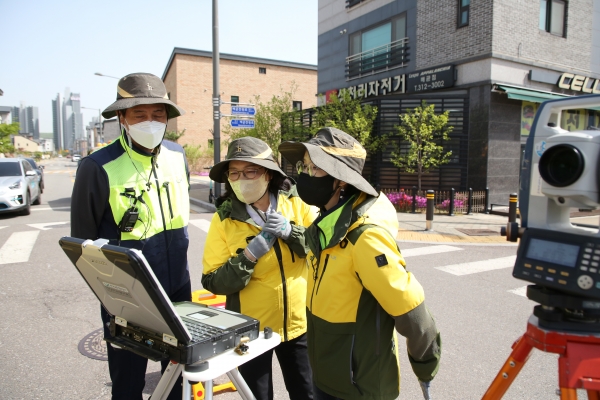 ▲오애리 경영지원본부장, 송영서 비상임이사가 27일 경기도 시흥배곧신도시 지적확정측량 현장에서 현장 안전점검을 하고 있는 모습./제공=LX공사