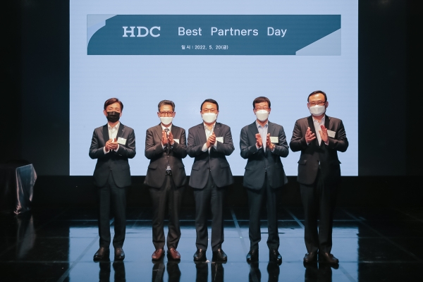 ▲사진 왼쪽부터 HDC현대산업개발 정익희 CSO, 세아건설 황기만 대표이사, HDC현대산업개발 유병규 사장, 윤주건설 강한식 대표이사, HDC현대산업개발 하원기 건설본부장/제공=HDC현대산업개발/