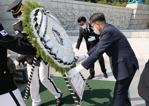 ▲김정렬 사장이 국립대전현충원을 방문해 헌화하고 있다./제공=LX공사